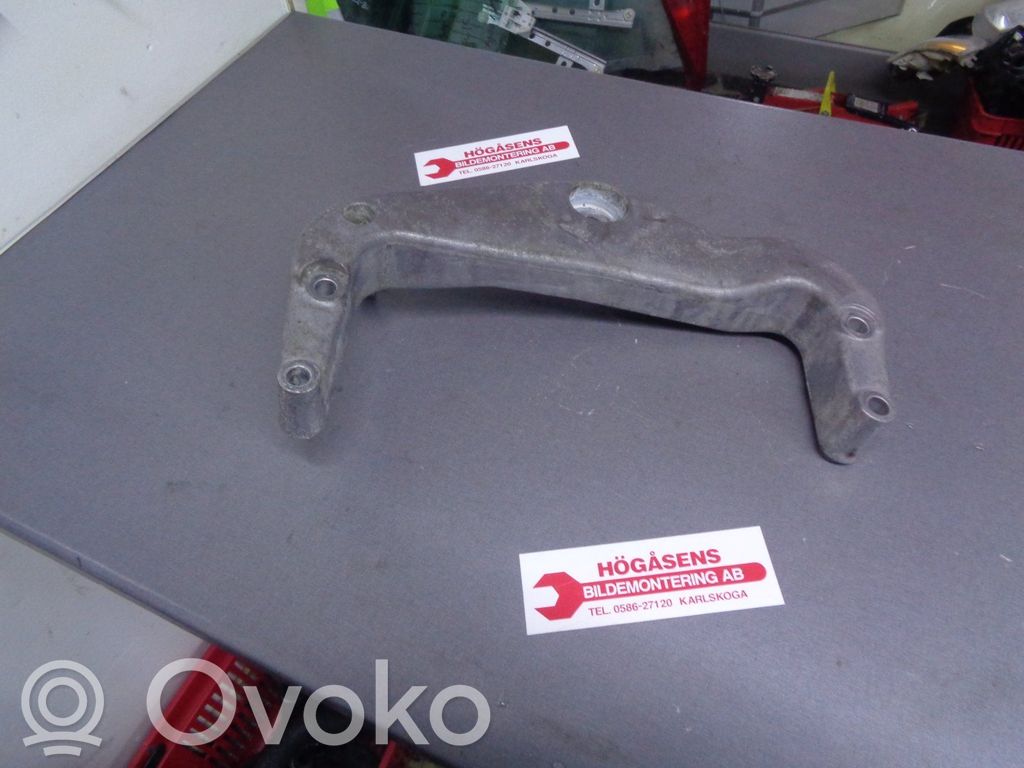 Engine mounting bracket