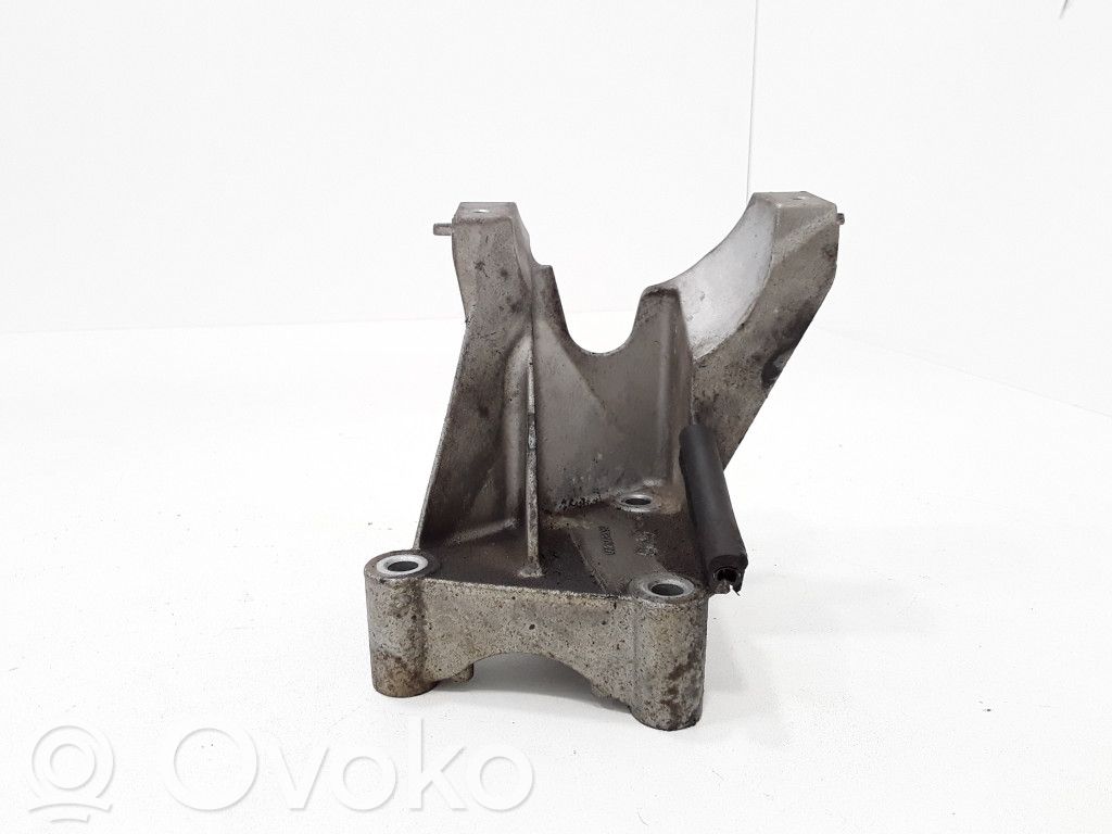 Peugeot 307 Engine mounting bracket 