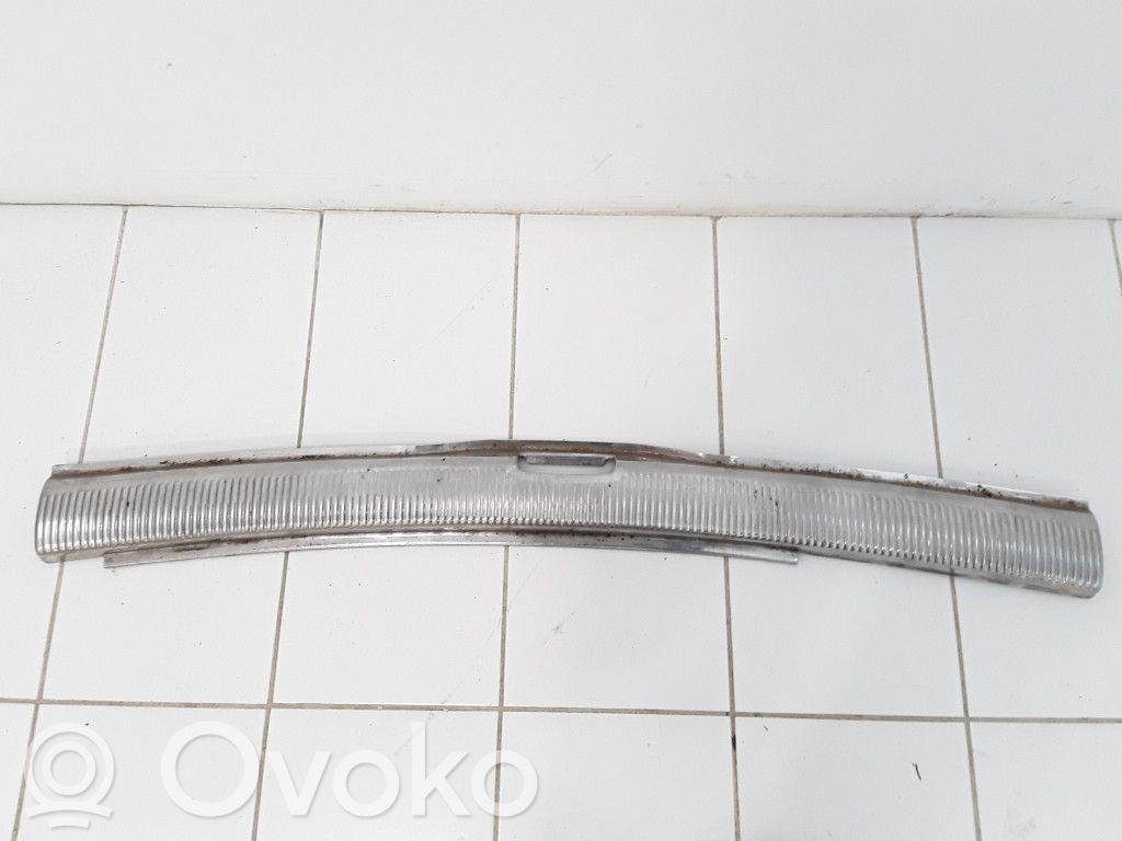 Volkswagen PASSAT B5 Protector del borde del maletero/compartimento de carga 