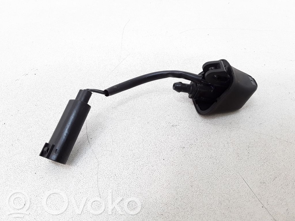 Windshield washer spray nozzle