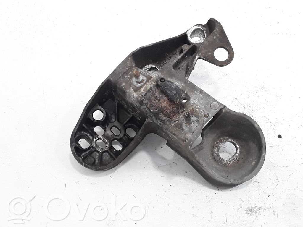 Volkswagen PASSAT B5.5 Engine mounting bracket 