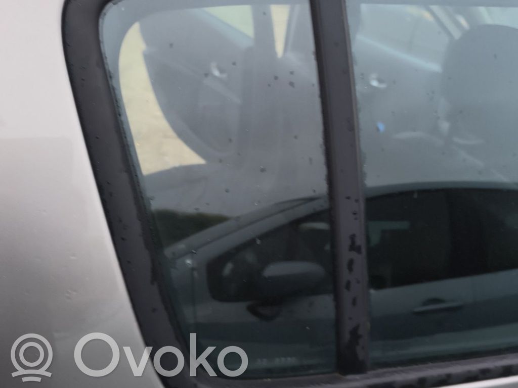 Renault Clio III Ventanilla de ventilación de la puerta trasera 