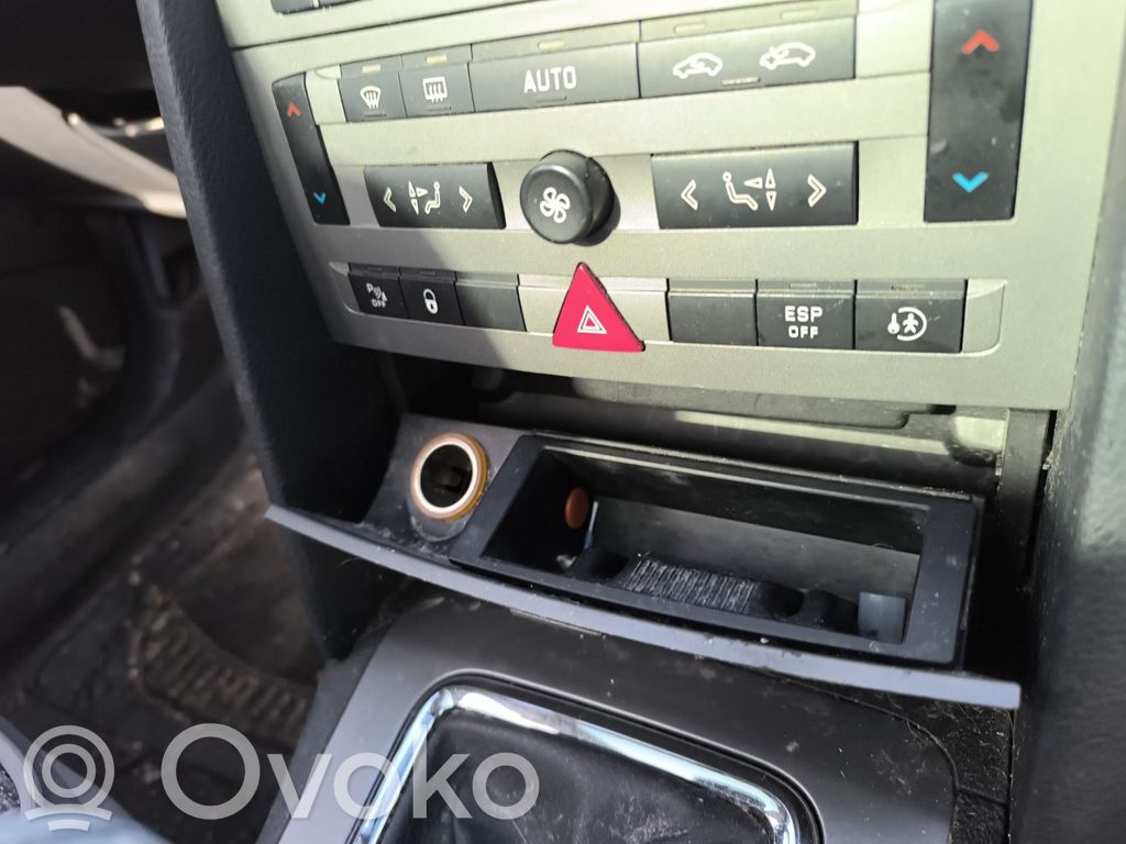 Botón interruptor de luz de peligro   6554EA
