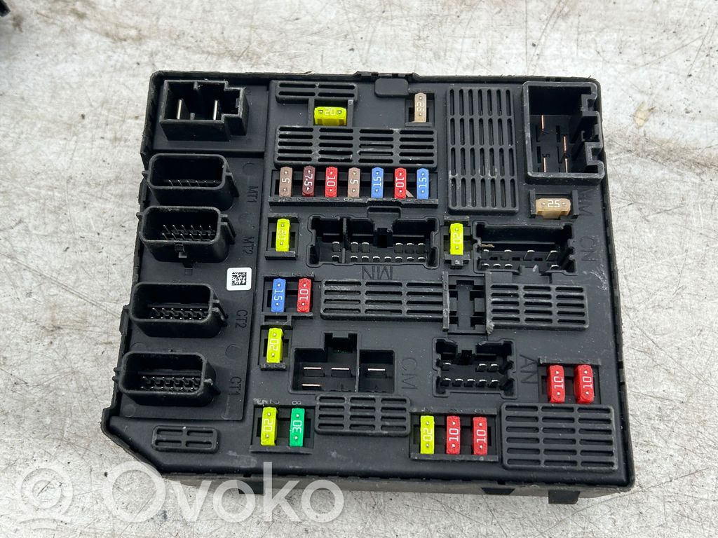 Renault Megane III Ramka / Moduł bezpieczników 