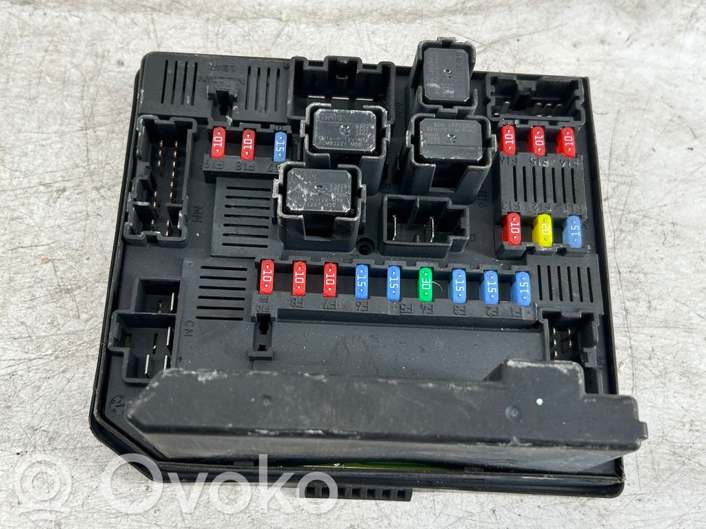 Nissan Qashqai Ramka / Moduł bezpieczników 