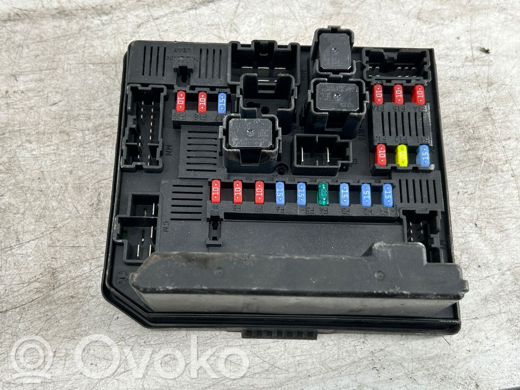 Nissan Qashqai Ramka / Moduł bezpieczników 