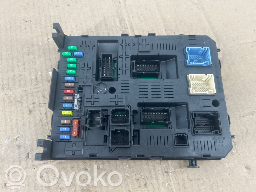 Peugeot 3008 I Fuse module 