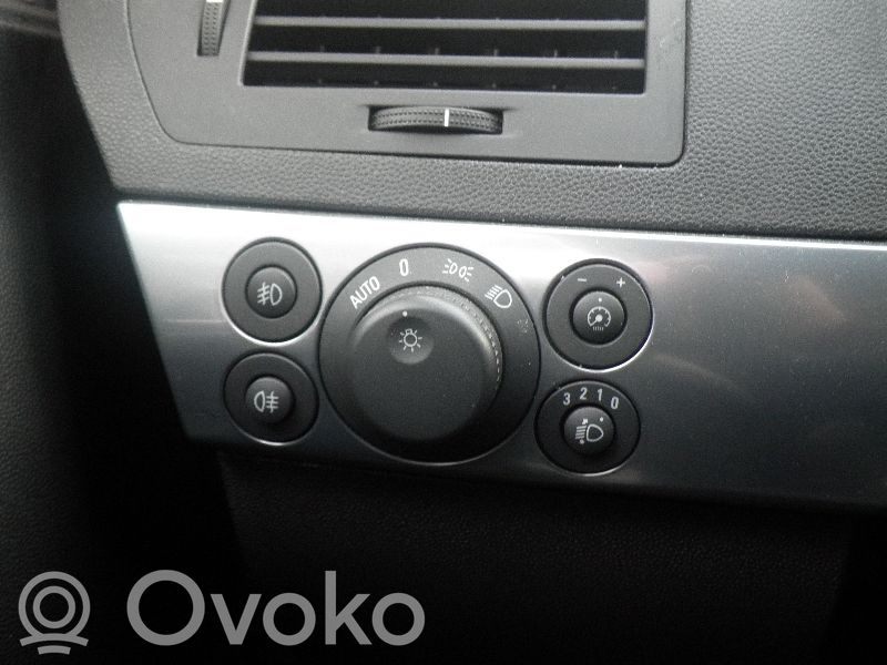 Light switch   13129250