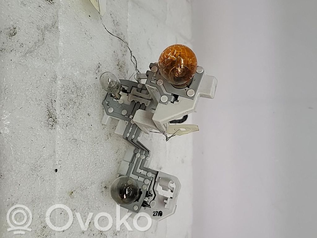 Ford Fiesta Takavalon polttimon suojan pidike 
