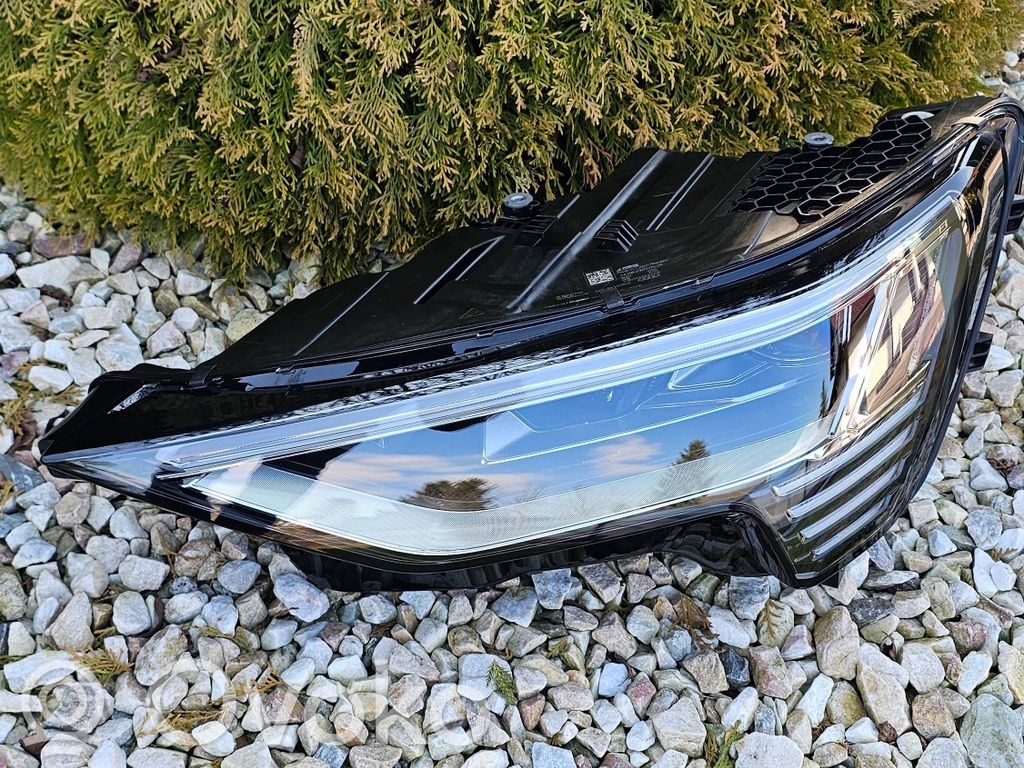 Audi e-tron Etu-/Ajovalo 