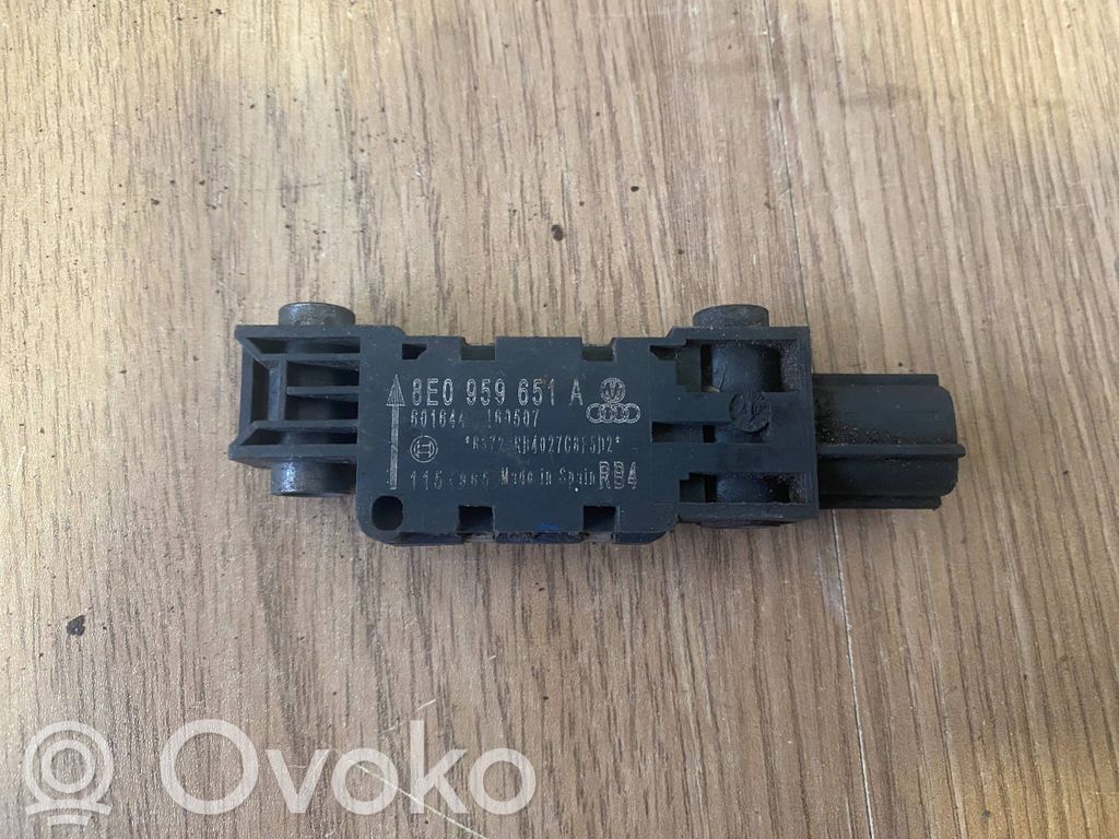 Audi A6 S6 C6 4F Airbag deployment crash/impact sensor 
