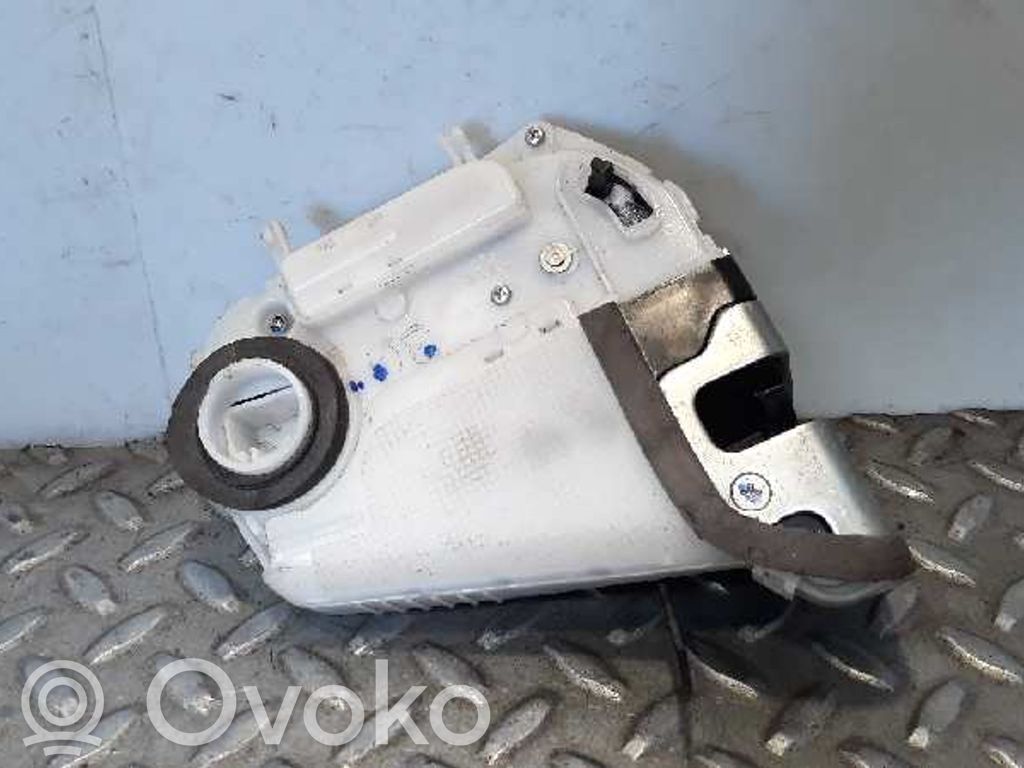 Toyota Yaris Zamek drzwi tylnych 