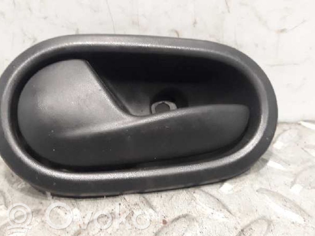 Dacia Sandero Poignée inférieure de porte avant 
