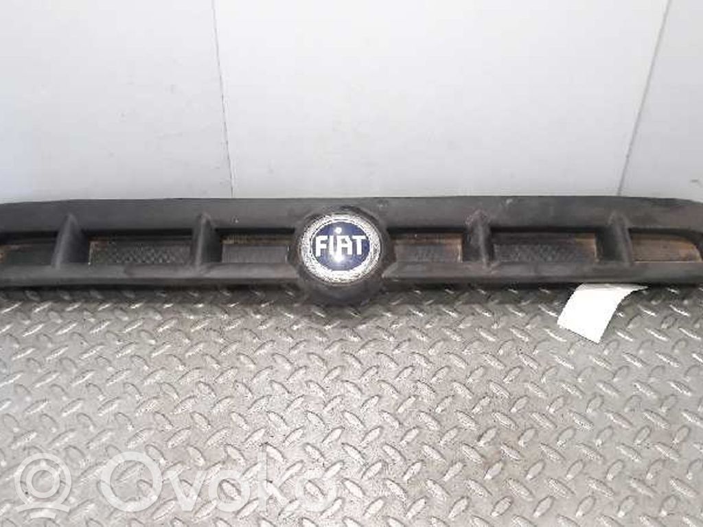 Atrapa chłodnicy / Grill