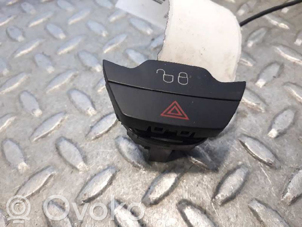 Hazard light switch   AM5T1316