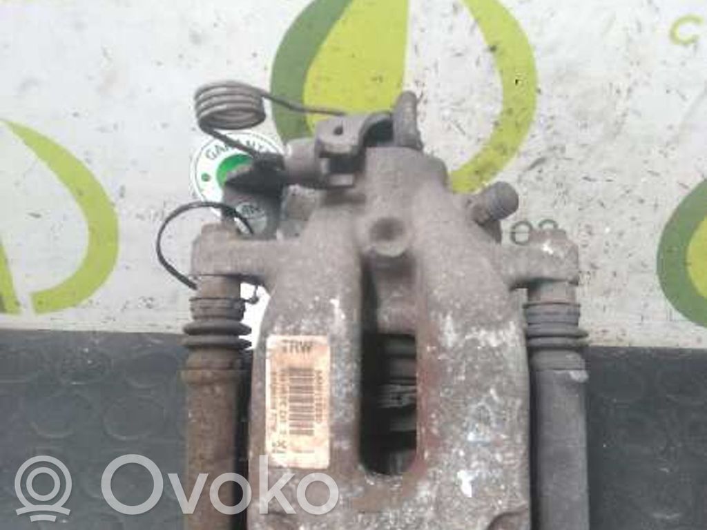 Peugeot 407 Jarrusatulan tyynyn pidike takana 