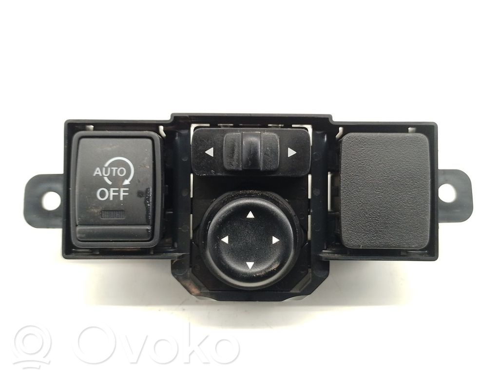 Nissan Note (E12) Wing mirror switch 