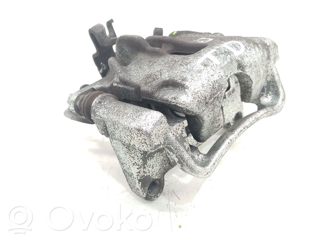 Opel Vivaro Jarrusatulan tyynyn pidike takana 