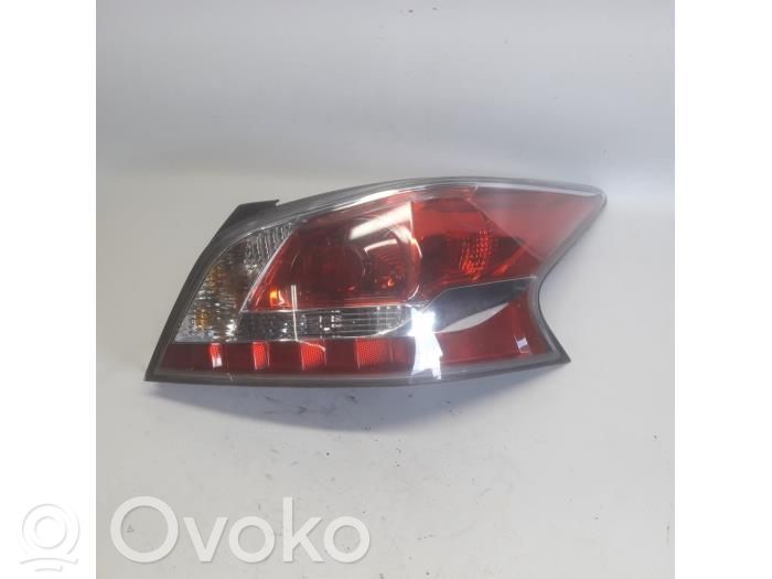 Nissan Altima Luz trasera/de freno 