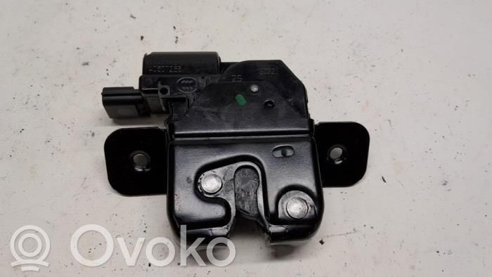 Renault Clio IV Zamek klapy tylnej / bagażnika 