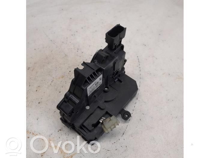 Opel Corsa D Zamek drzwi przednich 