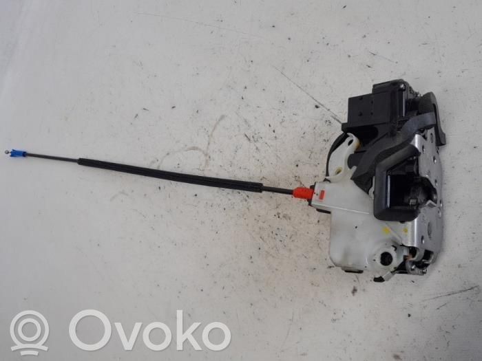 Opel Zafira B Zamek drzwi przednich 