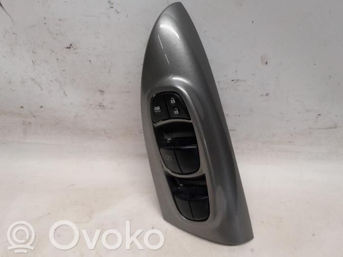 Nissan Juke I F15 Electric window control switch 
