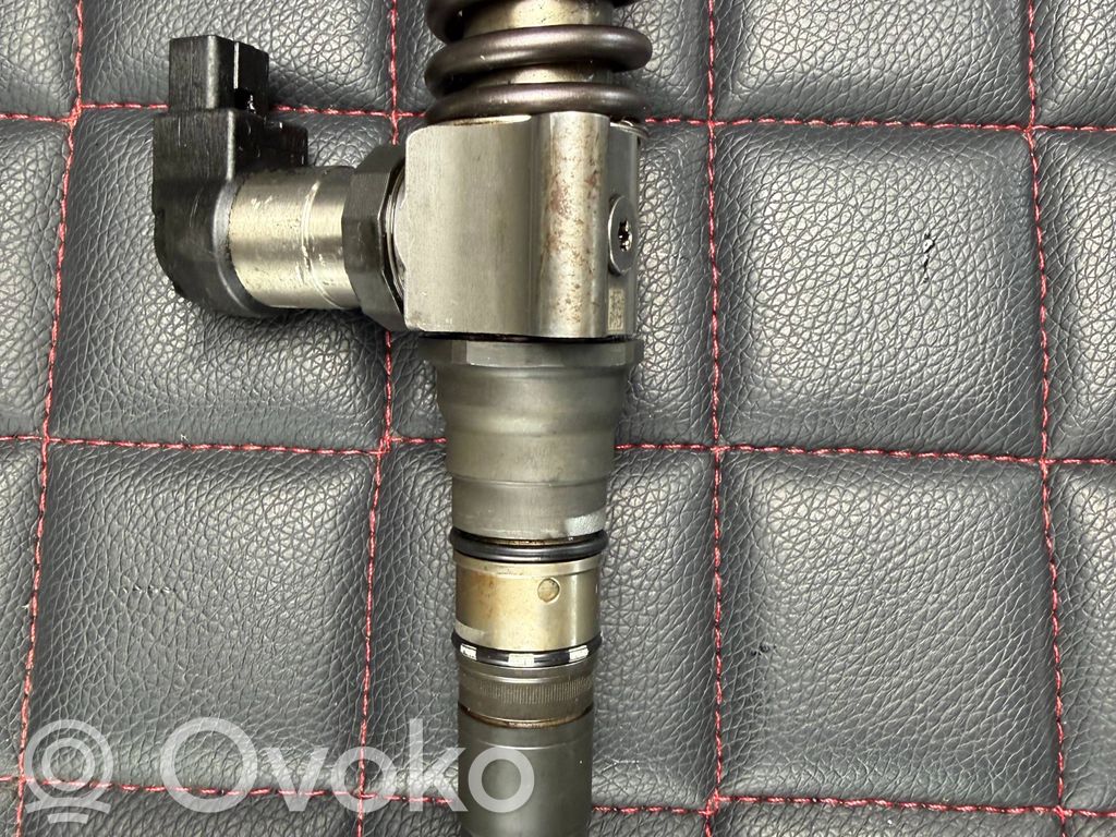 Volkswagen PASSAT B6 Wtryskiwacz paliwa 