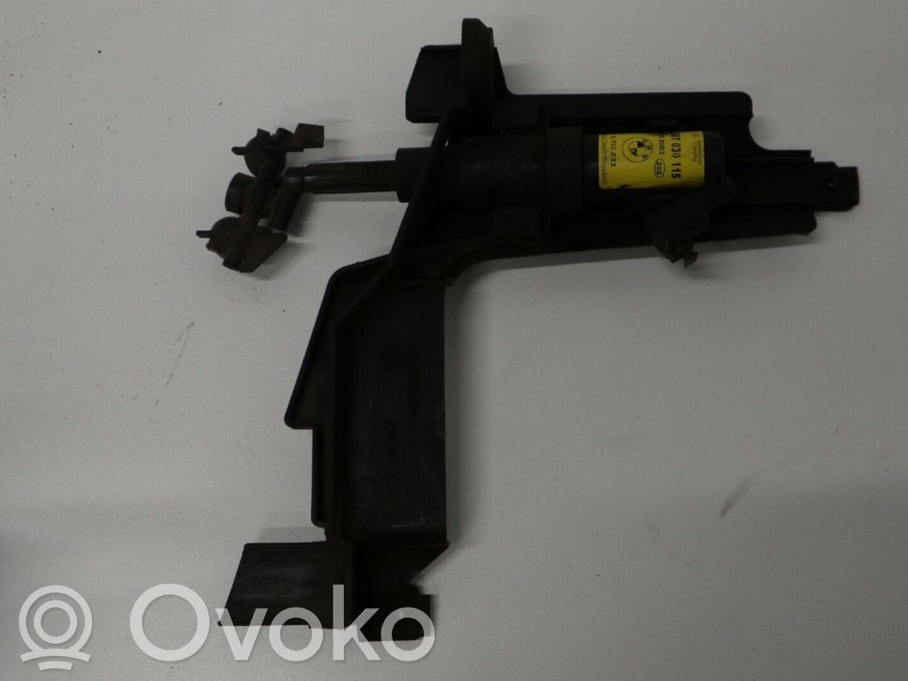 BMW 3 E46 Dysza spryskiwacza lampy przedniej 