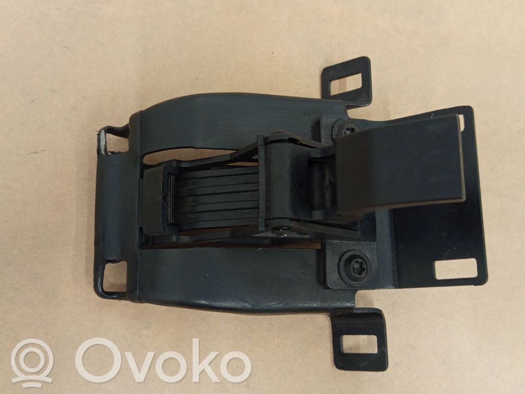 Avattavan katon lukituksen vastakappale   7018360