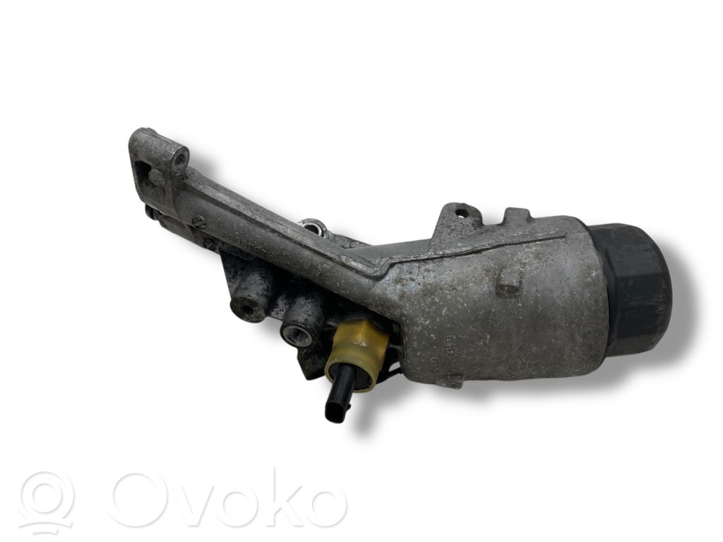 Oil filter mounting bracket   G4D36714