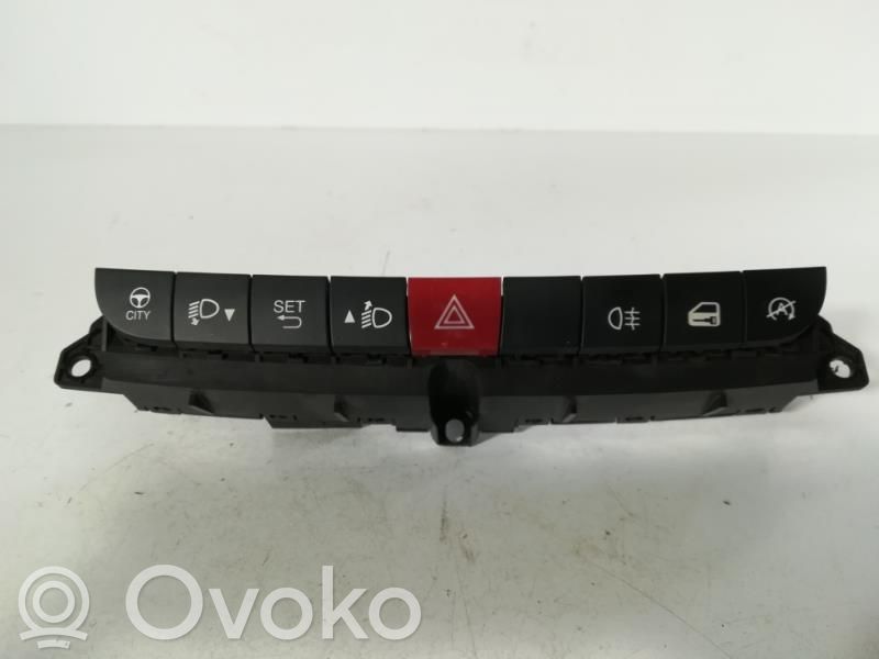 Fiat 500L Botón interruptor de luz de peligro 