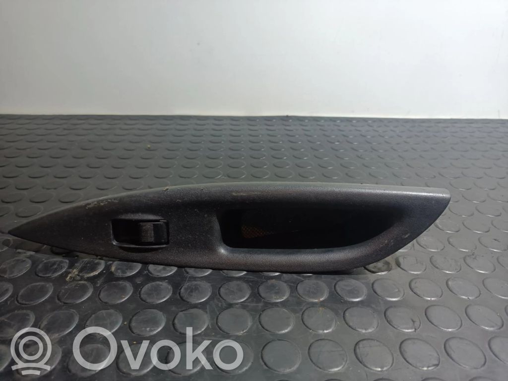 Electric window control switch   GJ6A685L6