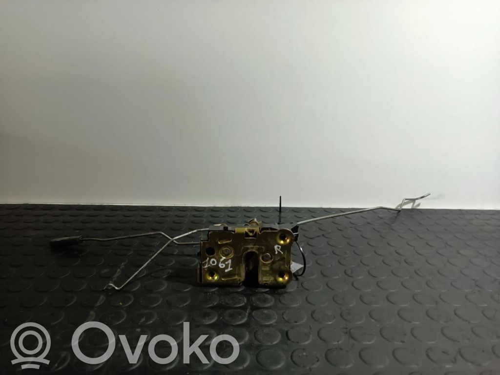 Opel Corsa B Priekšpusē slēdzene 