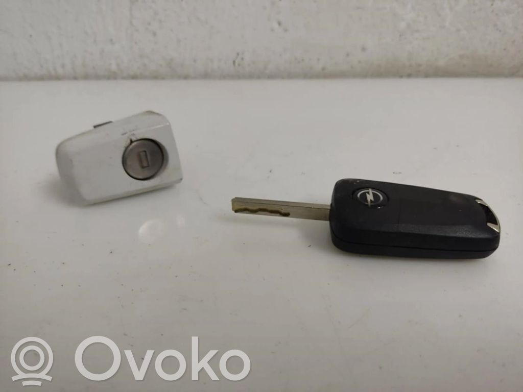 Opel Astra H Zamek drzwi przednich 