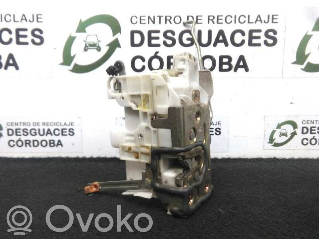 Toyota Avensis T220 Front door lock 