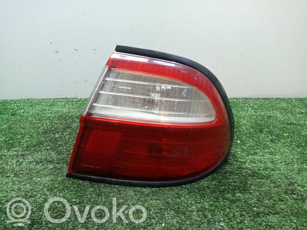 Nissan Almera Aizmugurējais lukturis virsbūvē 