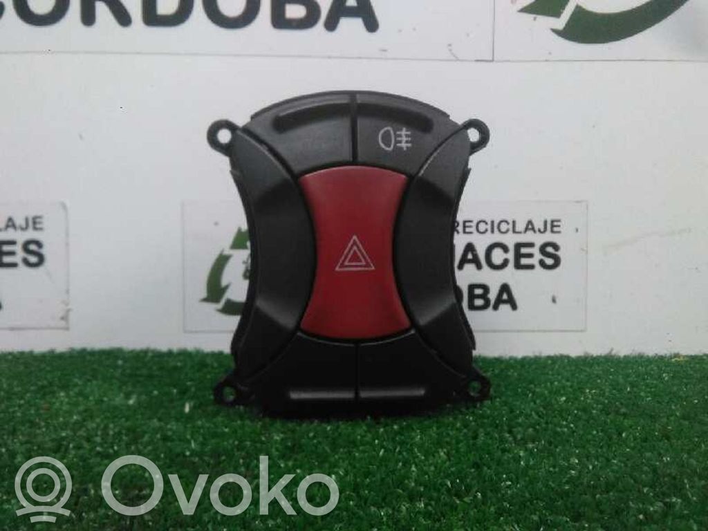 Hazard light switch   CONANTINIEBLA