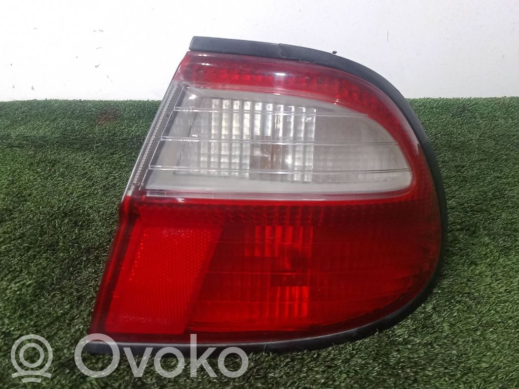 Nissan Almera N16 Aizmugurējais lukturis virsbūvē 