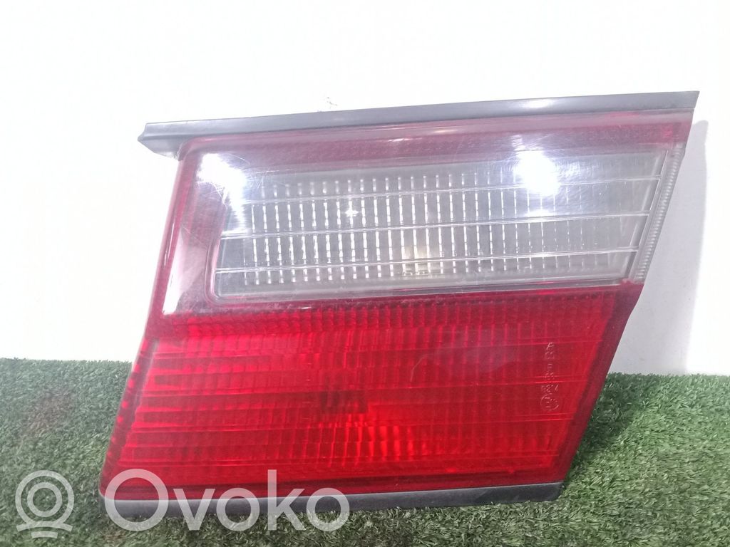 Nissan Almera N16 Aizmugurējais lukturis pārsegā 