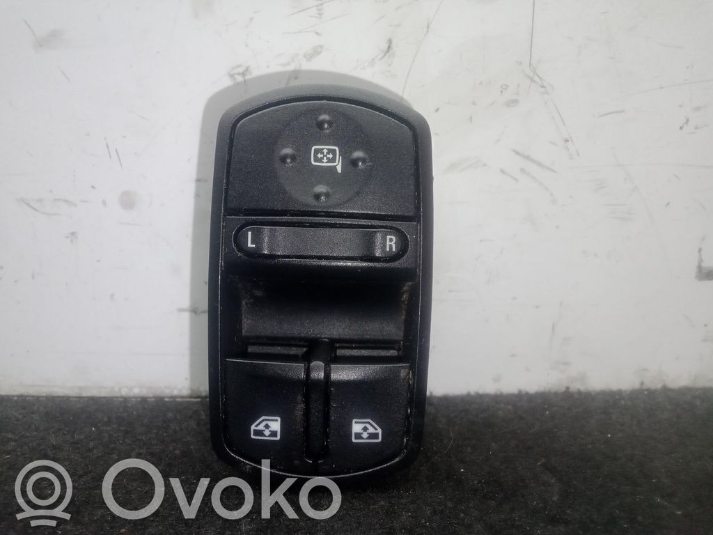 Opel Corsa E Elektrinių langų jungtukas 