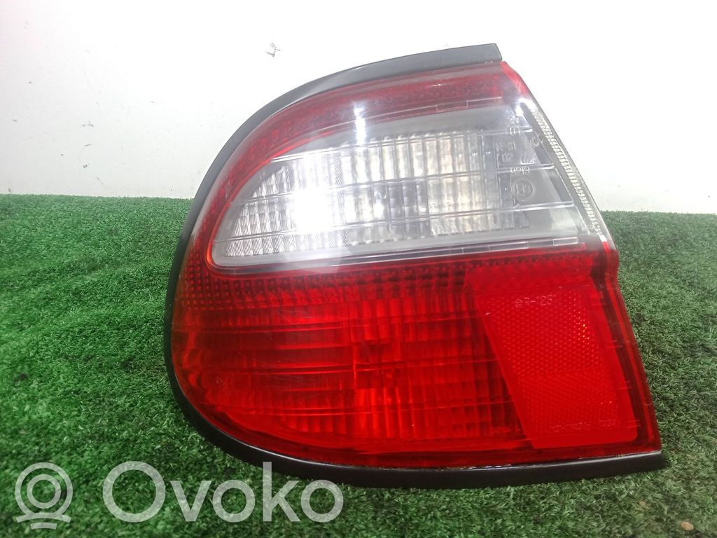 Nissan Almera N16 Aizmugurējais lukturis virsbūvē 