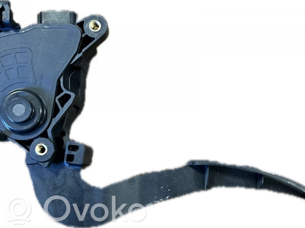Akceleratoriaus pedalas   180026830R