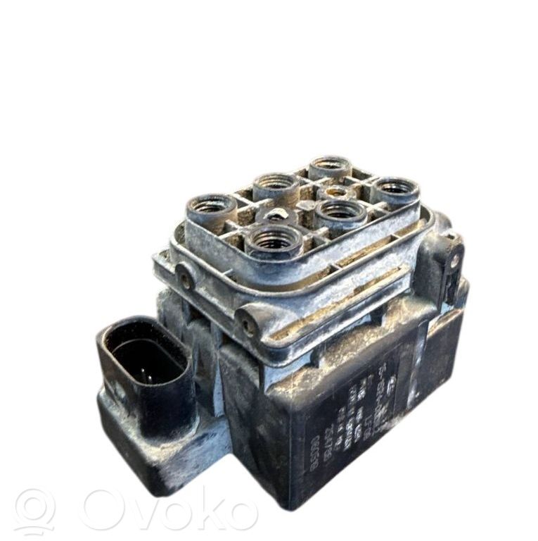 Rozdzielacz / Blok zaworowy zawieszenia pneumatycznego osi tylnej   7L0698014,7L0698014,7L0698014C