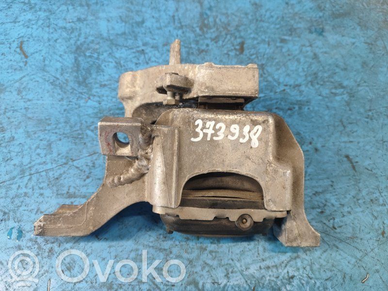 Engine mount bracket   6779805