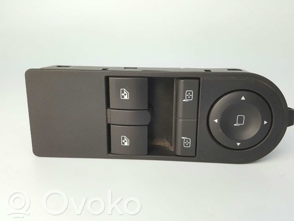 Opel Zafira B Electric window control switch 