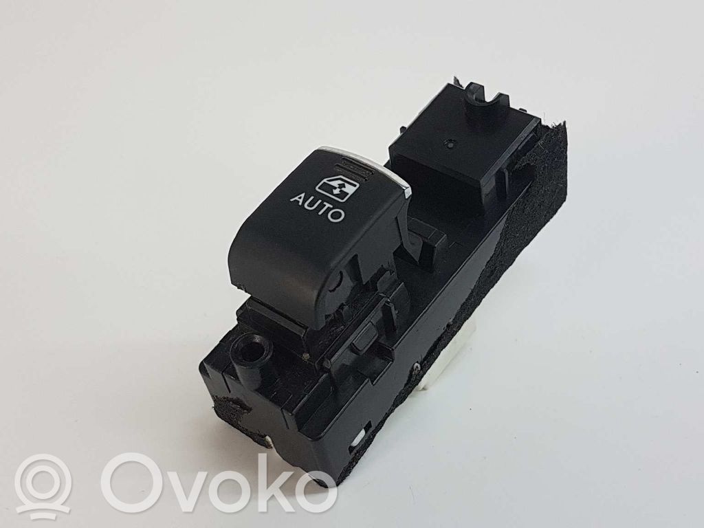 Electric window control switch   83071AL090