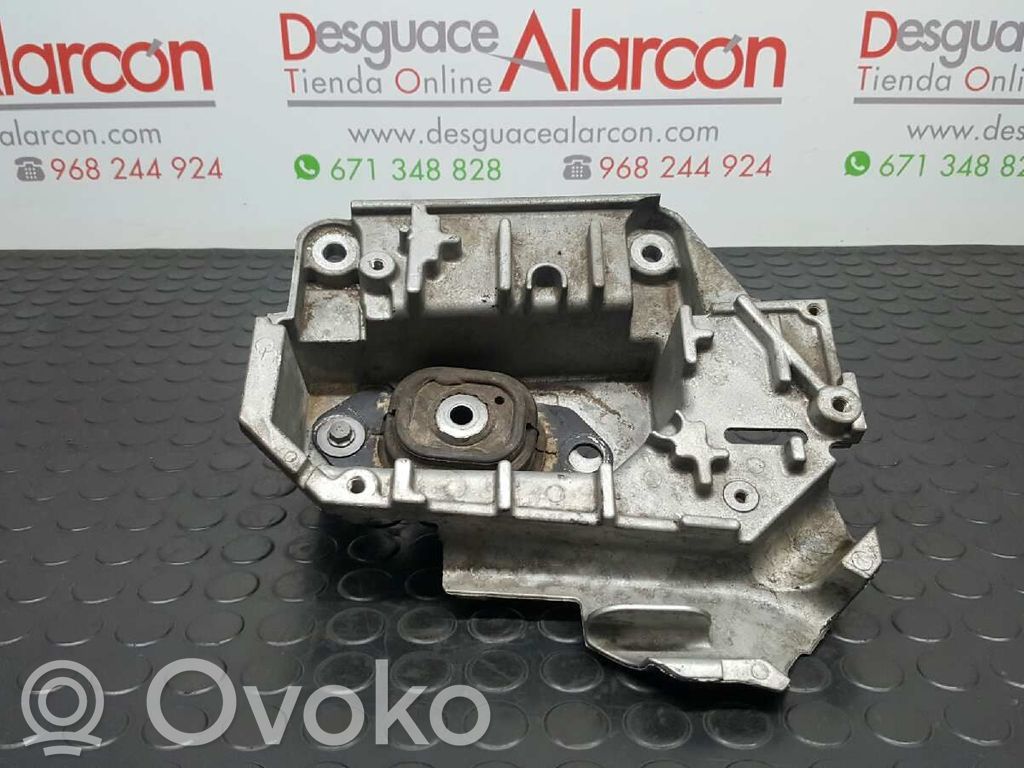 Engine mount bracket   8200352861A
