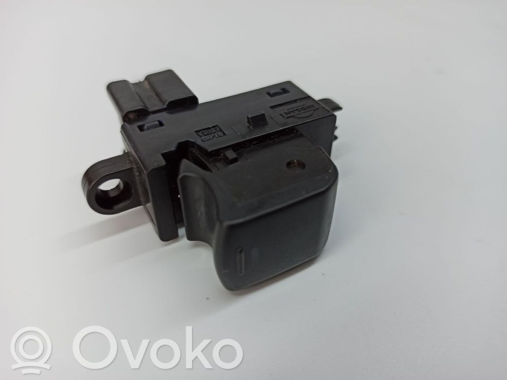 Electric window control switch   25411EA00A