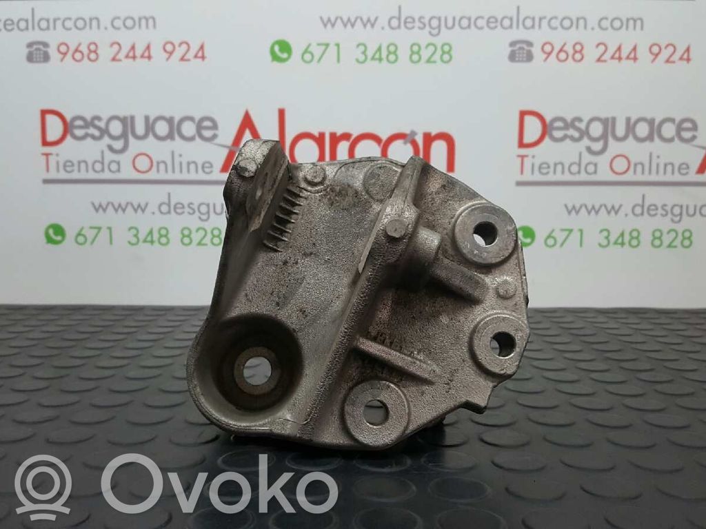 Peugeot 407 Engine mount bracket 